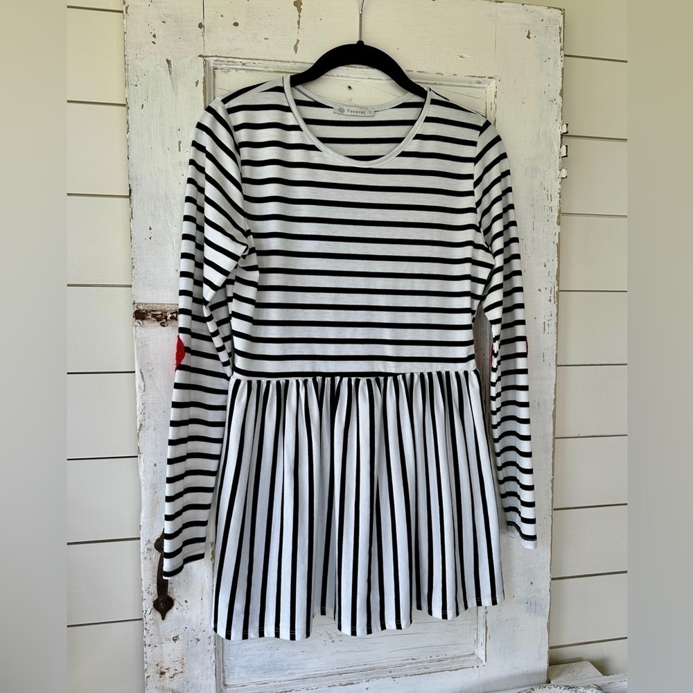 VEVERET BY CHICO, BLACK & WHITE TOP WITH A GATHERED PEPLUM WAIST. SIZE S